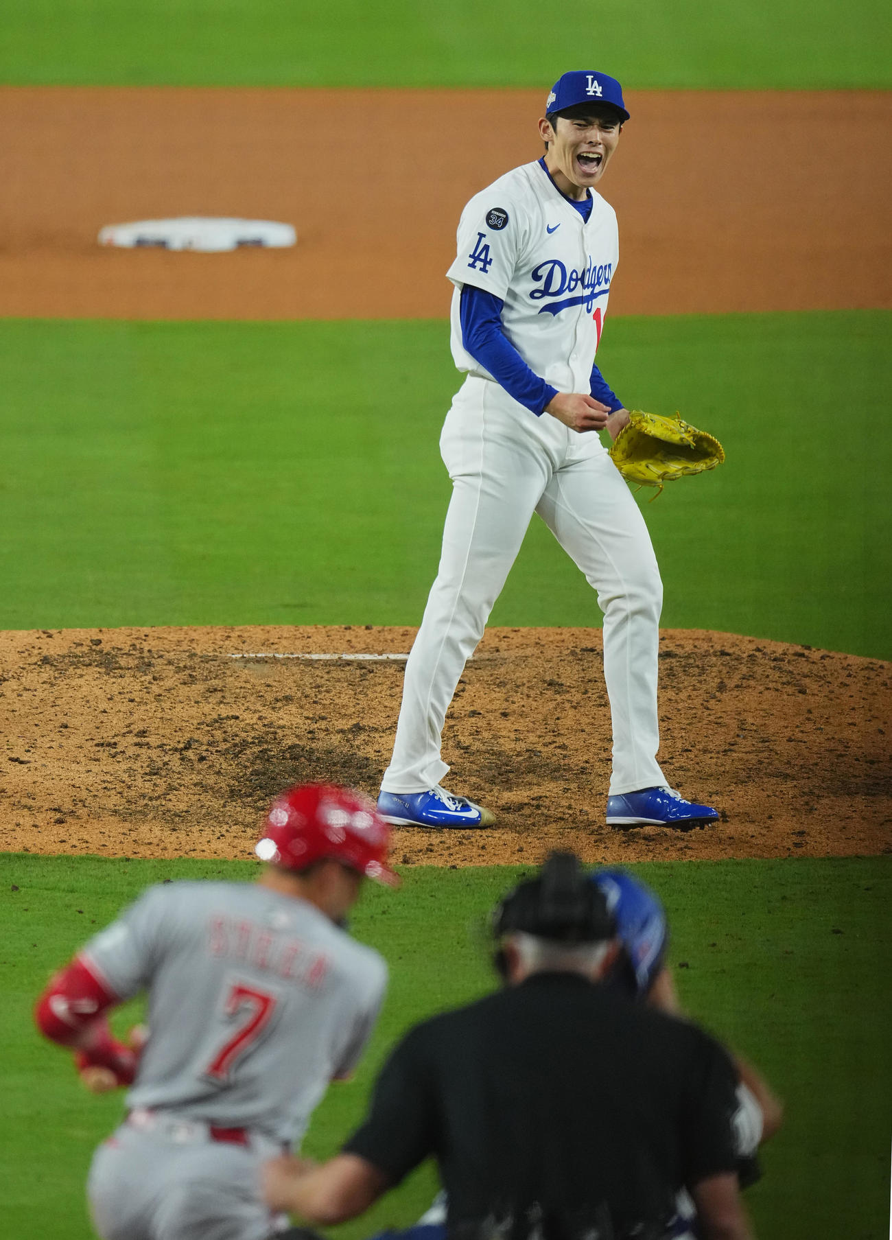 ドジャース対レッズ　9回表レッズ無死、スティアを三振に仕留め、雄たけびを上げる佐々木（撮影・菅敏）
