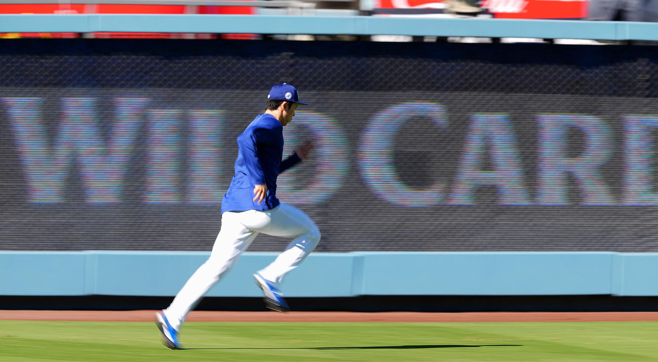 ドジャース対レッズ　試合前、調整するドジャース佐々木（撮影・菅敏）