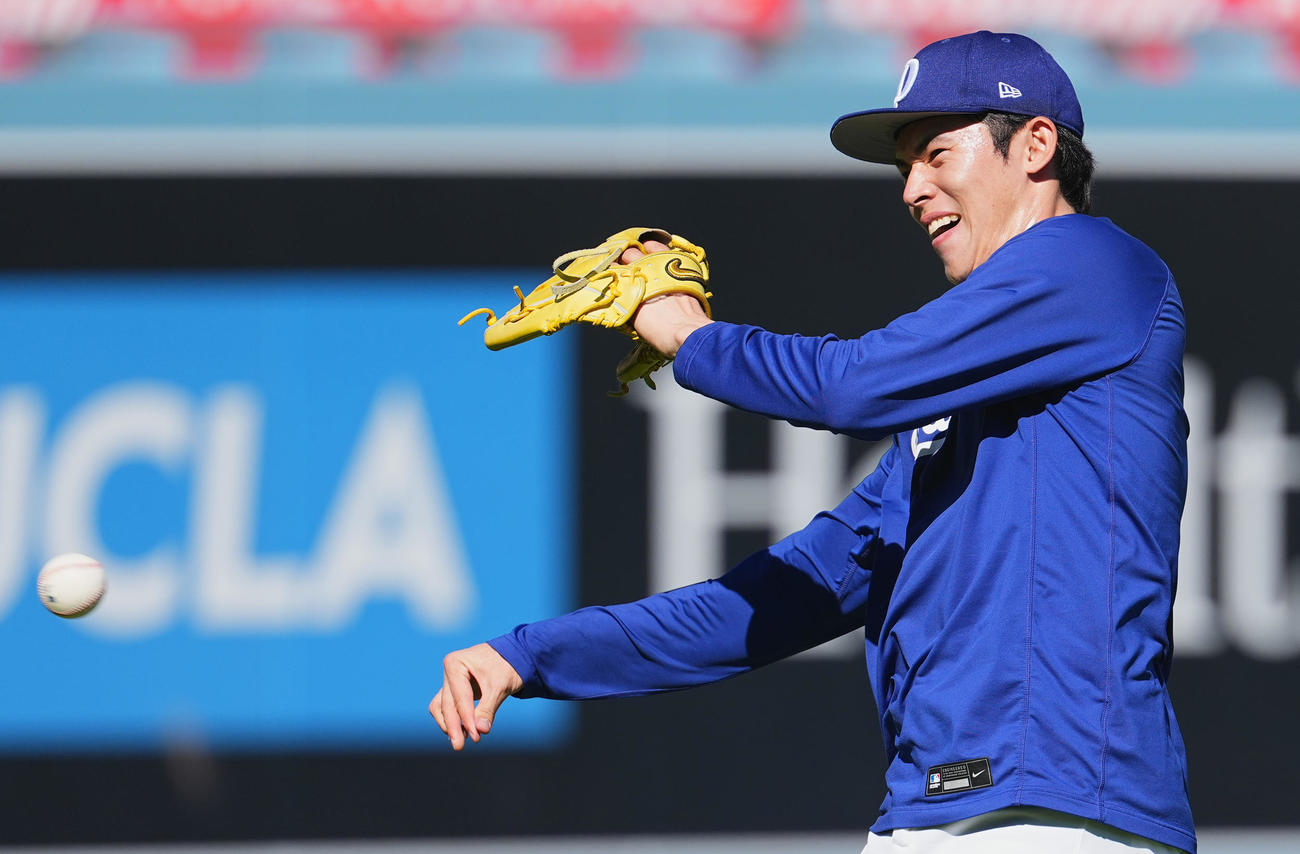 ドジャース対レッズ　試合前、笑顔で調整するドジャース佐々木（撮影・菅敏）