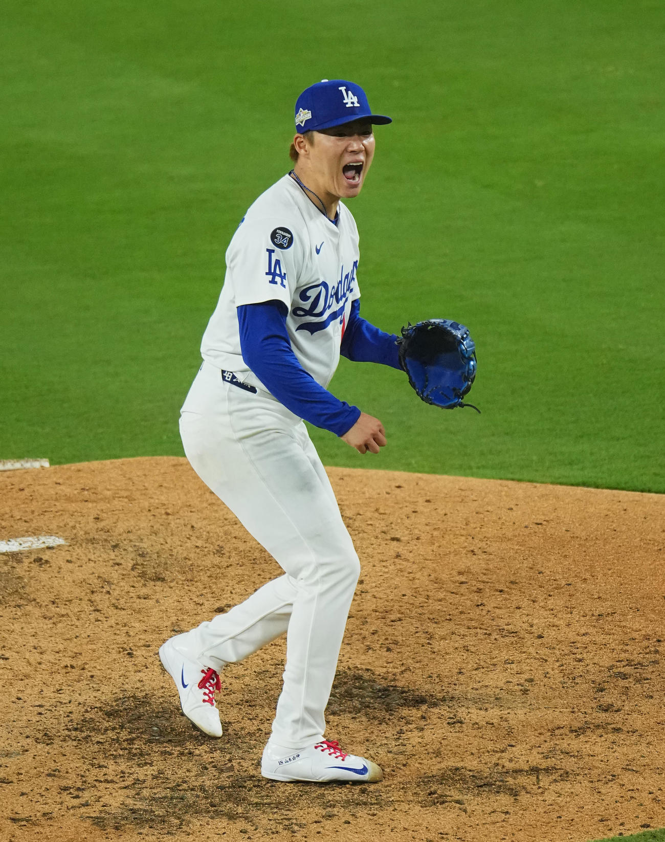ドジャース対レッズ　6回表レッズ1死満塁、スチュワートを三振に仕留め、雄たけびを上げる山本（撮影・菅敏）
