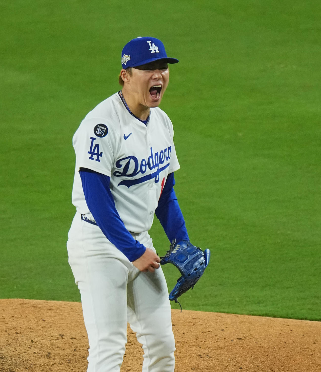 ドジャース対レッズ　6回表レッズ1死満塁、スチュワートを三振に仕留め、雄たけびを上げる山本（撮影・菅敏）