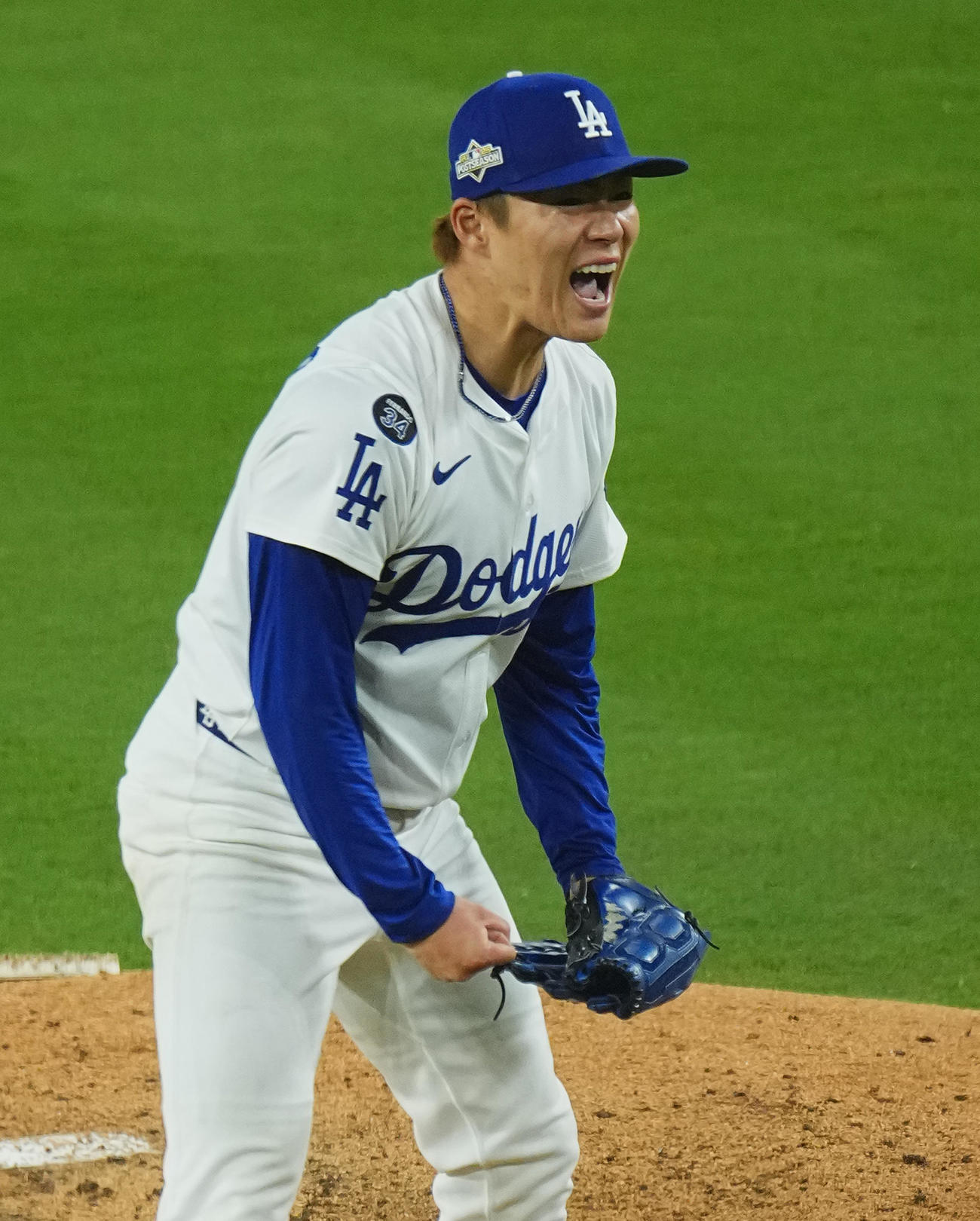 ドジャース対レッズ　6回表レッズ2死満塁、デラクルスを三振に仕留め、雄たけびを上げる山本（撮影・菅敏）