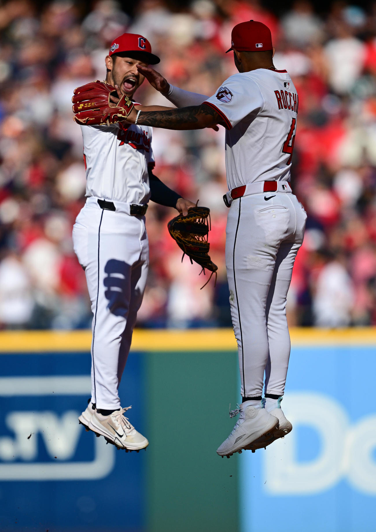 ガーディアンズのクワン（左）とロッキオはジャンプして勝利を喜び合う（AP）