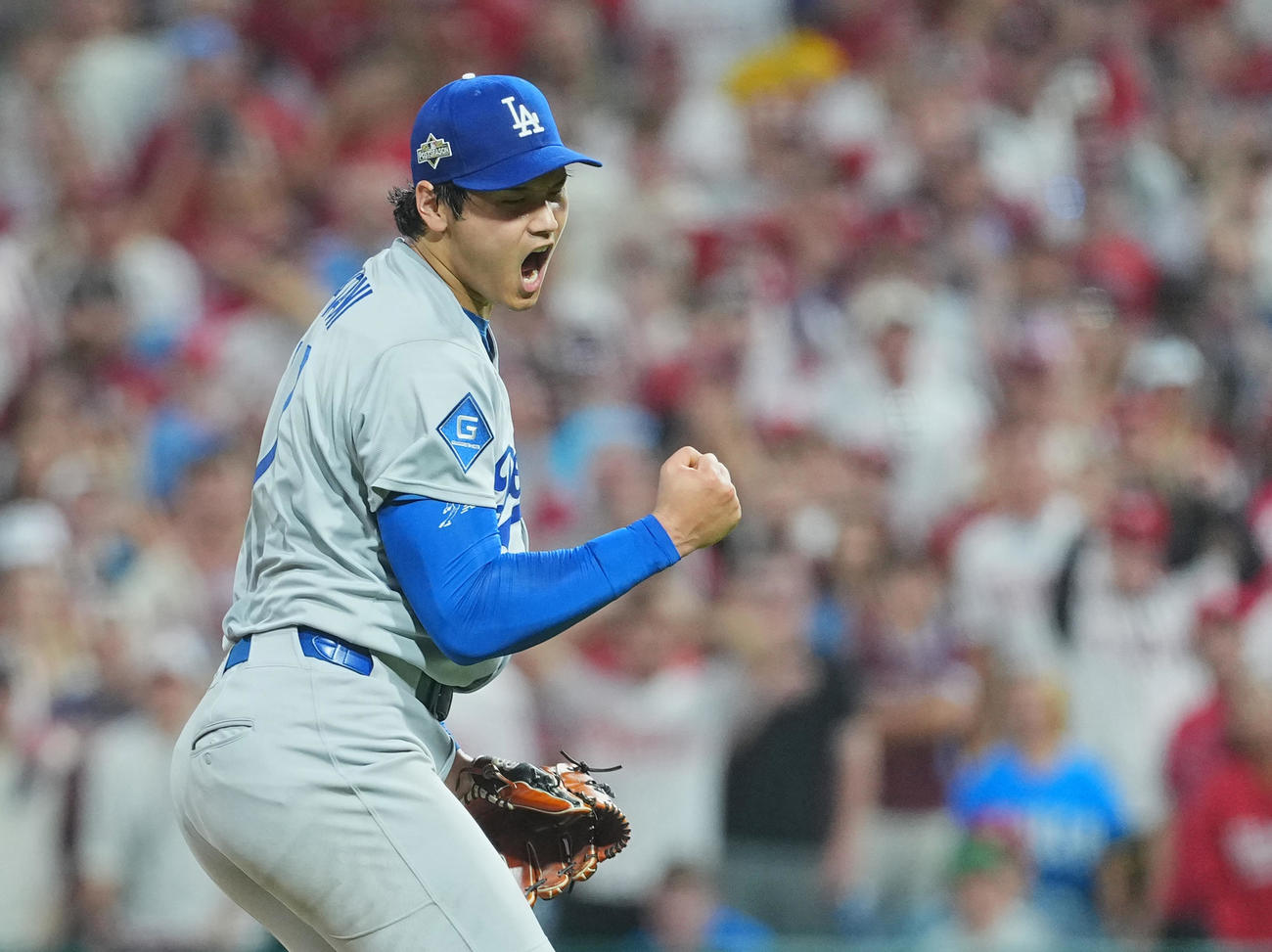 地区シリーズ・フィリーズ対ドジャース　5回裏フィリーズ2死一、二塁、シュワバーを空振りの三振に仕留め、ガッツポーズを見せる大谷（撮影・菅敏）