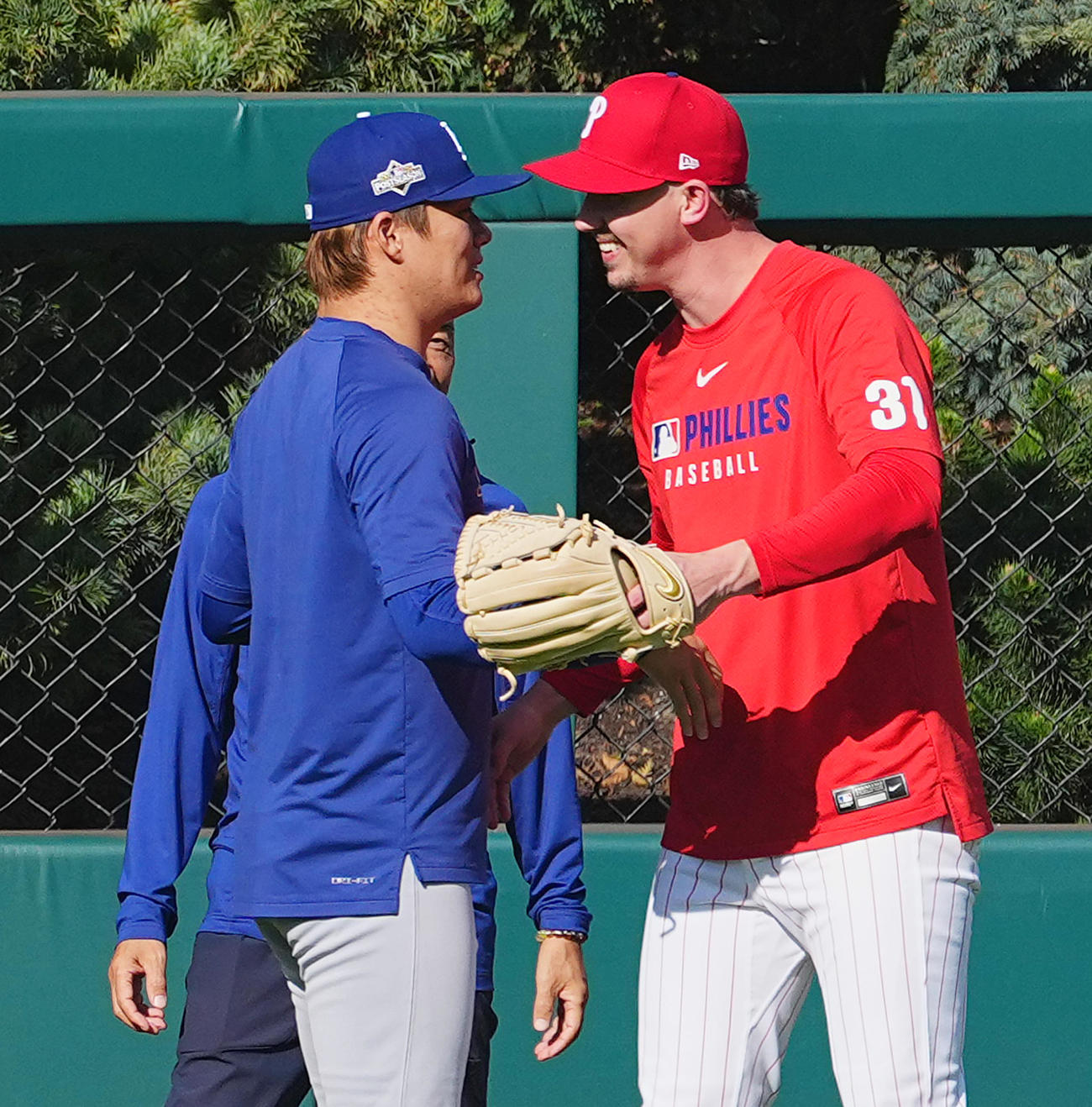 地区シリーズフィリーズ対ドジャース　試合前、元同僚でフィリーズ・ビューラー（右）にあいさつするドジャース山本（撮影・菅敏）