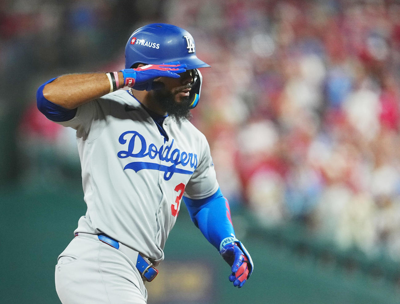 地区シリーズ・フィリーズ対ドジャース　7回表ドジャース2死一、二塁、逆転の3点本塁打を放ち、ポーズをとるT・ヘルナンデス（撮影・菅敏）