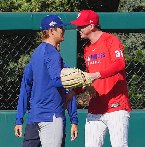 地区シリーズフィリーズ対ドジャース　試合前、元同僚でフィリーズ・ビューラー（右）にあいさつするドジャース山本（撮影・菅敏）
