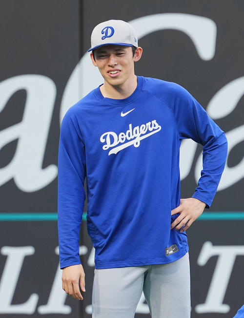 地区シリーズフィリーズ対ドジャース　試合前、笑顔で練習するドジャース佐々木（撮影・菅敏）