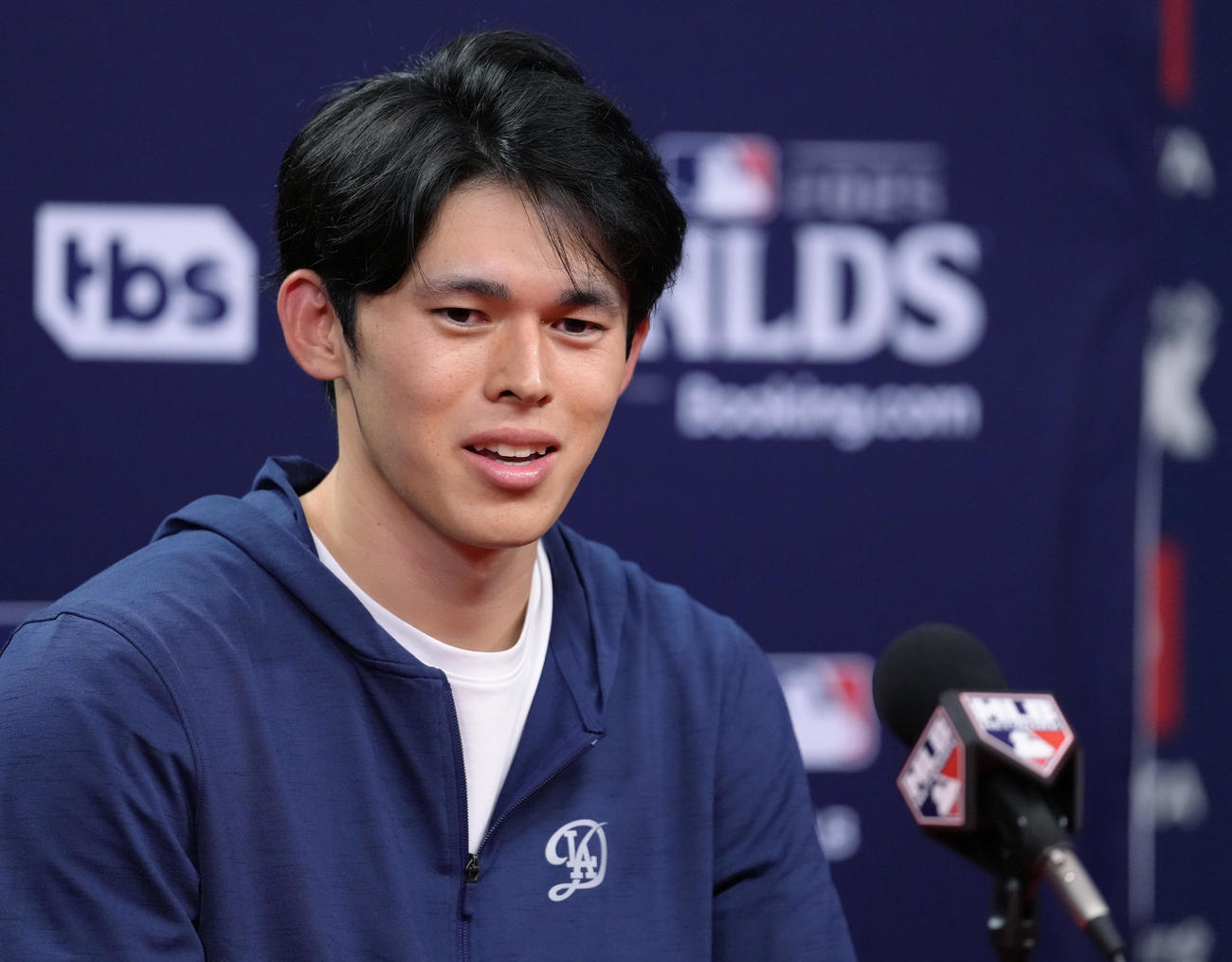 地区シリーズ・フィリーズ対ドジャース　試合後、記者の質問に笑顔で答えるドジャース佐々木（撮影・菅敏）