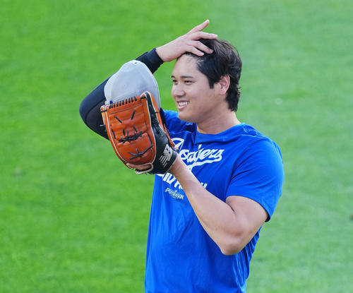 地区シリーズ・フィリーズ対ドジャース　試合前、笑顔でキャッチボールをするドジャース大谷（撮影・菅敏）