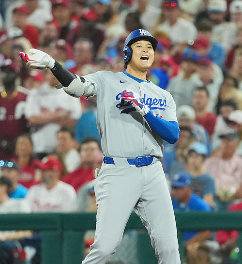 地区シリーズ・フィリーズ対ドジャース　7回表ドジャース2死一、二塁、右適時打を放ち、雄たけびを上げる大谷（撮影・菅敏）