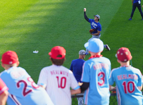 地区シリーズ・フィリーズ対ドジャース　試合前、フィリーズファンを前にキャッチボールをする大谷（撮影・菅敏）
