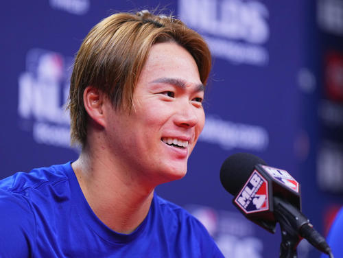 地区シリーズ・フィリーズ対ドジャース　第3戦目に先発予定のドジャース山本は、会見で抱負を話す（撮影・菅敏）