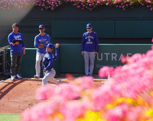 地区シリーズ・フィリーズ対ドジャース　試合前、ブルペンで投球練習をするドジャース山本（左から3人目）（撮影・菅敏）