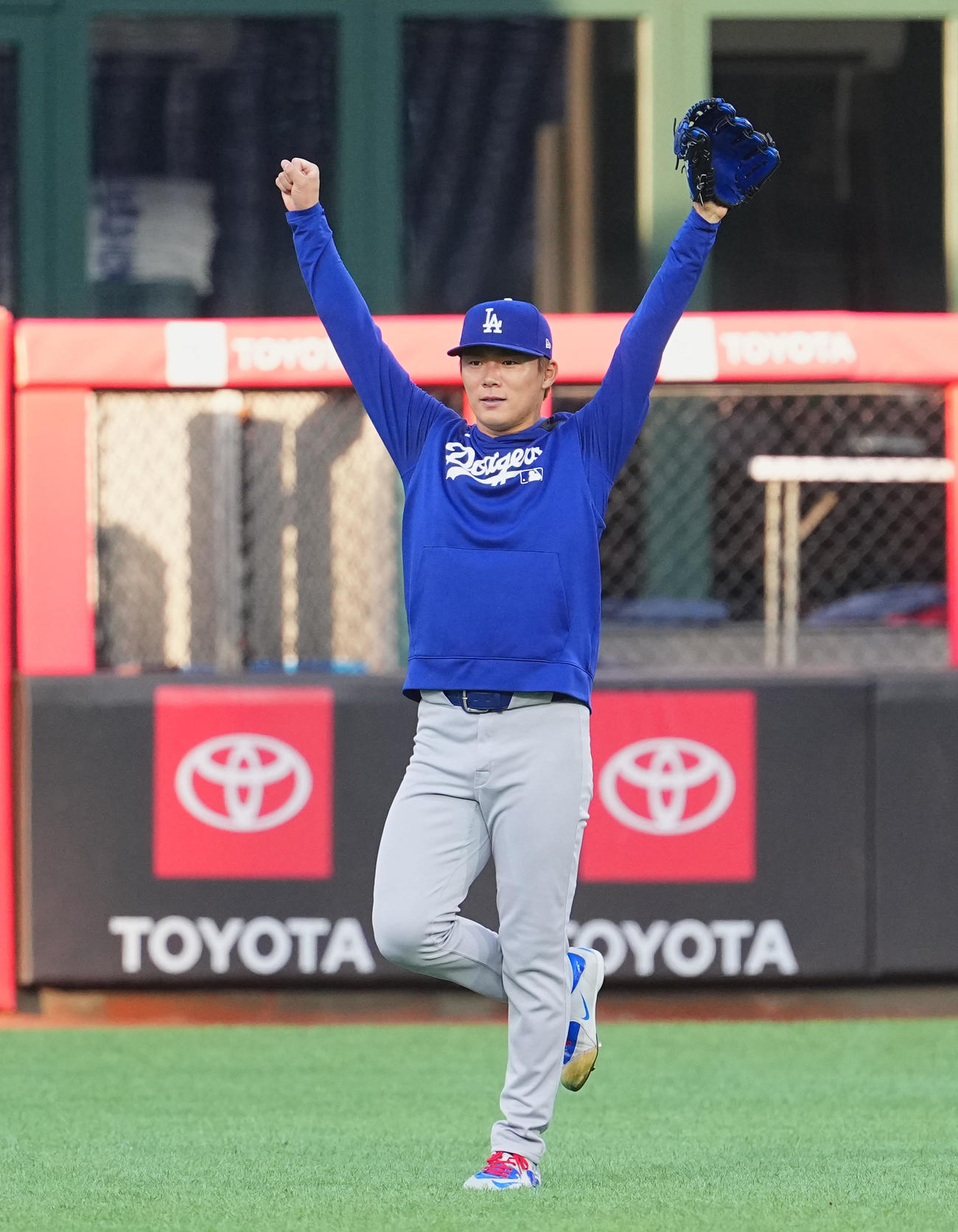 地区シリーズ・フィリーズ対ドジャース　前日練習に参加し、キャッチボール中にポーズをとるドジャース山本（撮影・菅敏）