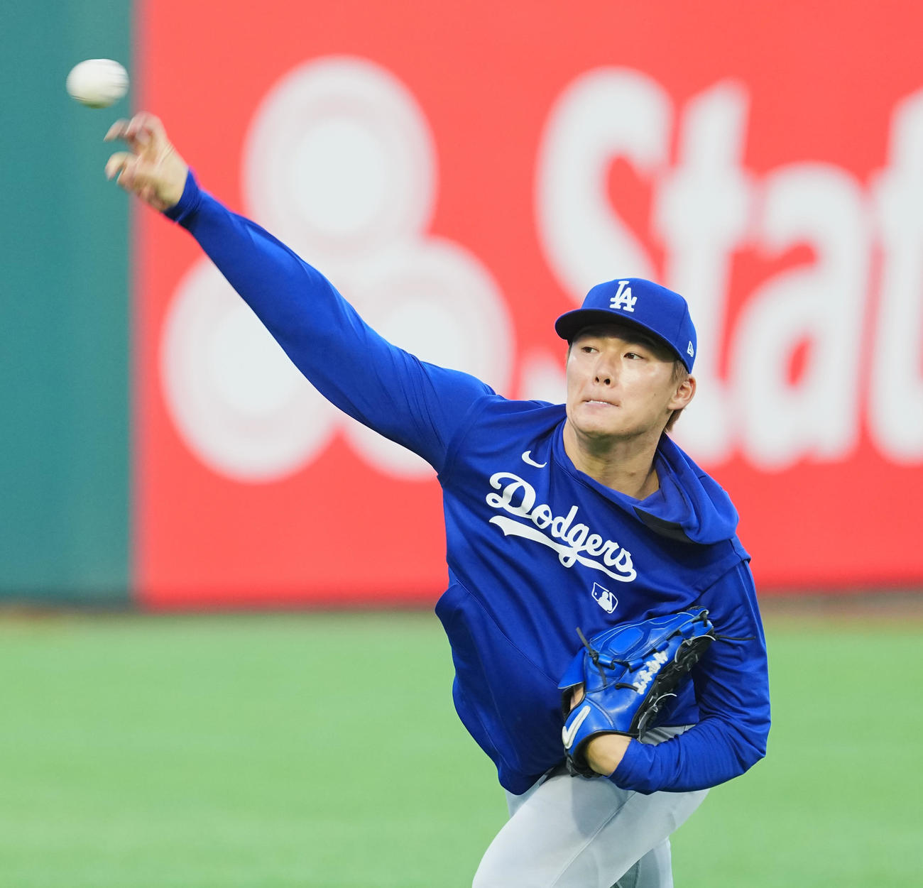地区シリーズフィリーズ対ドジャース　前日練習に参加し、キャッチボールで調整するドジャース山本（撮影・菅敏）