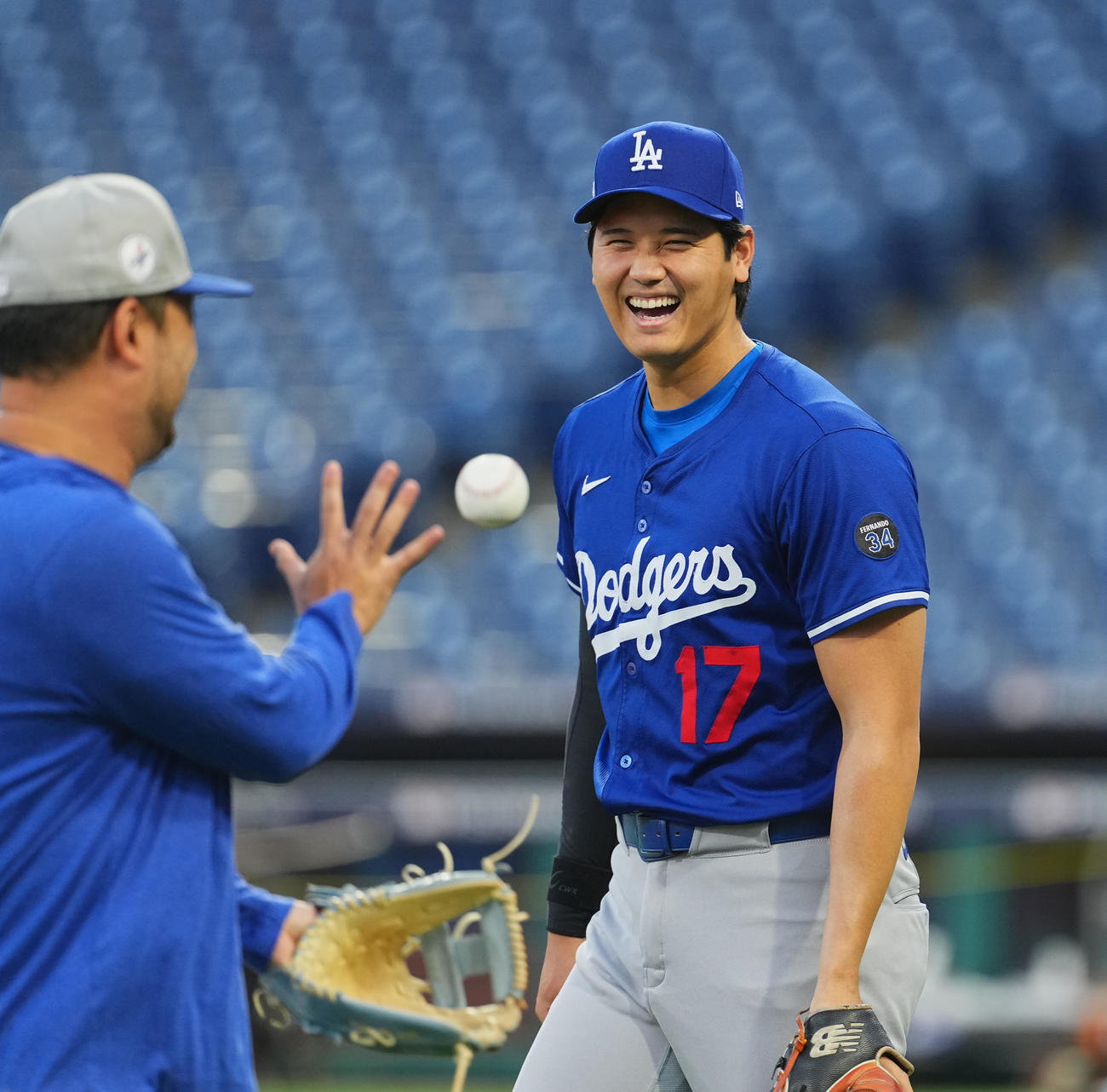 地区シリーズフィリーズ対ドジャース　前日練習に参加し、リラックスした表情で調整するドジャース大谷（撮影・菅敏）
