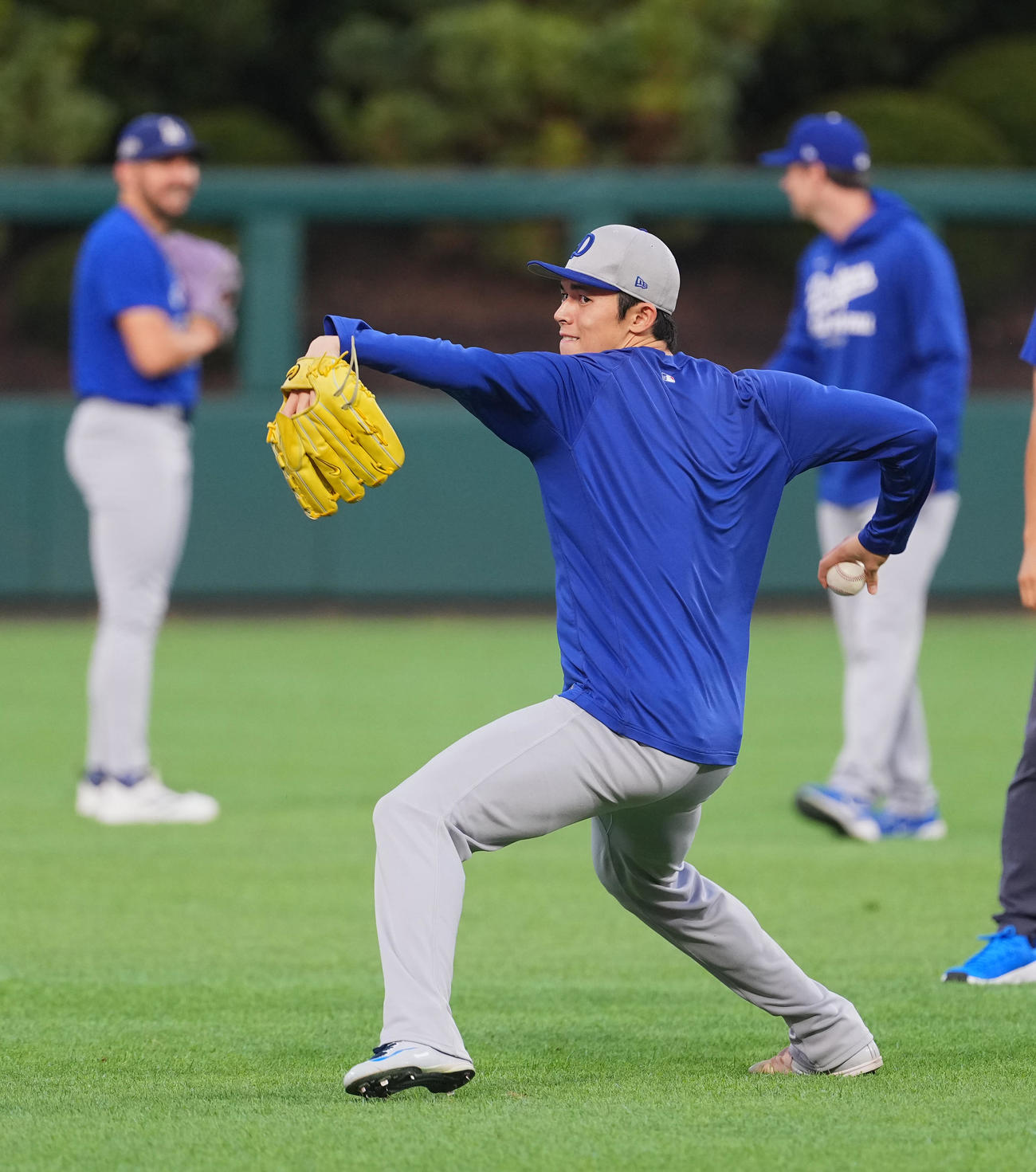地区シリーズフィリーズ対ドジャース　前日練習に参加し、キャッチボールをするドジャース佐々木（撮影・菅敏）