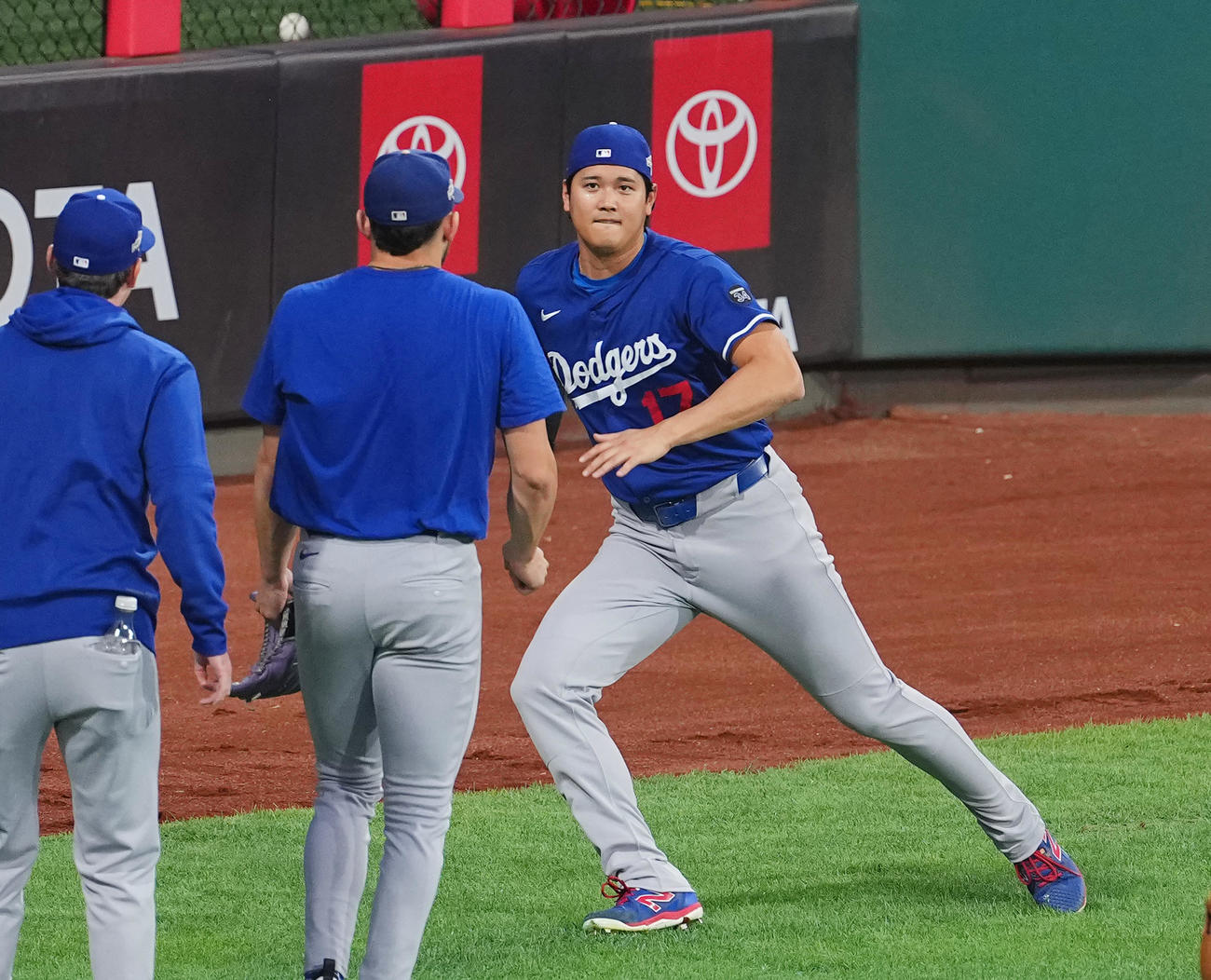 地区シリーズフィリーズ対ドジャース　前日練習に参加し、ダッシュをするドジャース大谷は、ナインに向かってトリッキーな動きを見せる（撮影・菅敏）