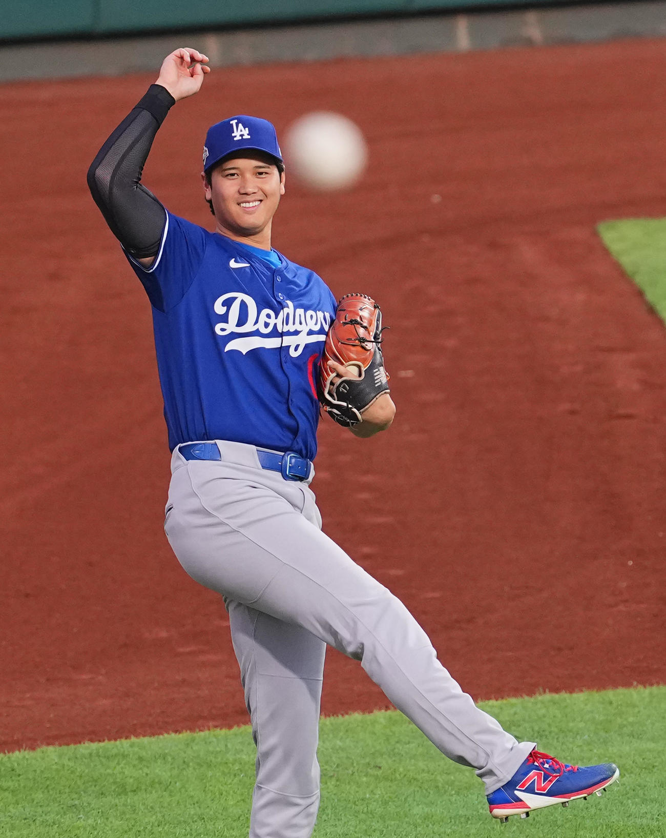 地区シリーズフィリーズ対ドジャース　前日練習に参加し、リラックスした表情で調整するドジャース大谷（撮影・菅敏）