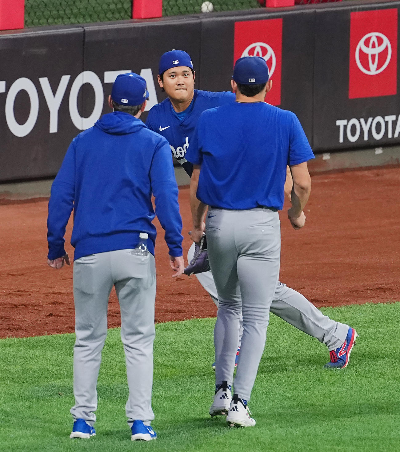 地区シリーズフィリーズ対ドジャース　前日練習に参加し、ダッシュをするドジャース大谷は、ナインに向かってトリッキーな動きを見せる（撮影・菅敏）