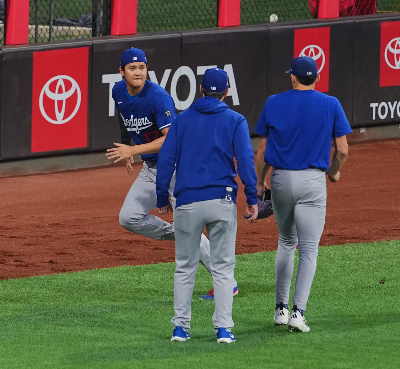 地区シリーズフィリーズ対ドジャース　前日練習に参加し、ダッシュをするドジャース大谷は、ナインに向かってトリッキーな動きを見せる（撮影・菅敏）