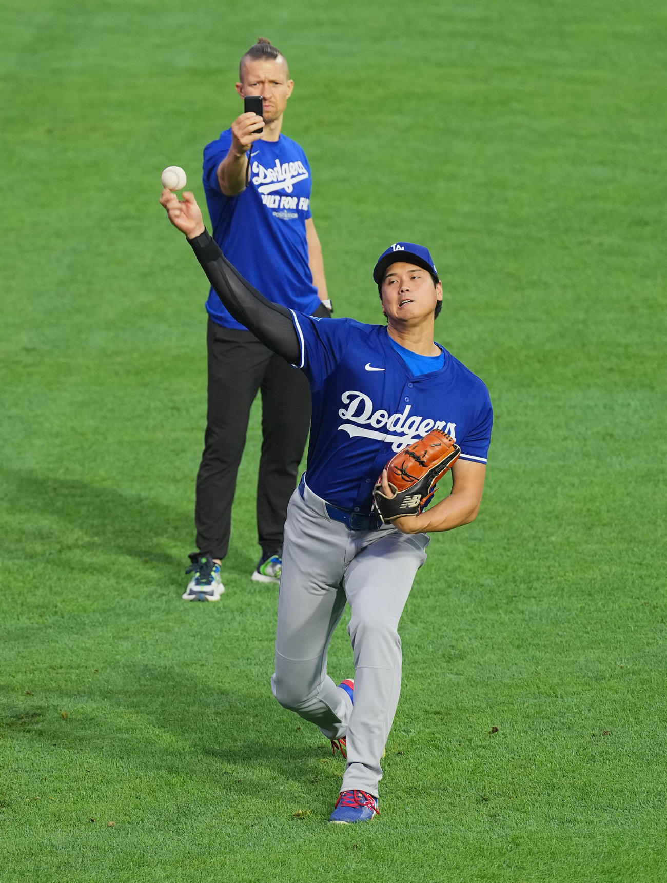 地区シリーズフィリーズ対ドジャース　前日練習に参加し、キャッチボールで調整するドジャース大谷（撮影・菅敏）