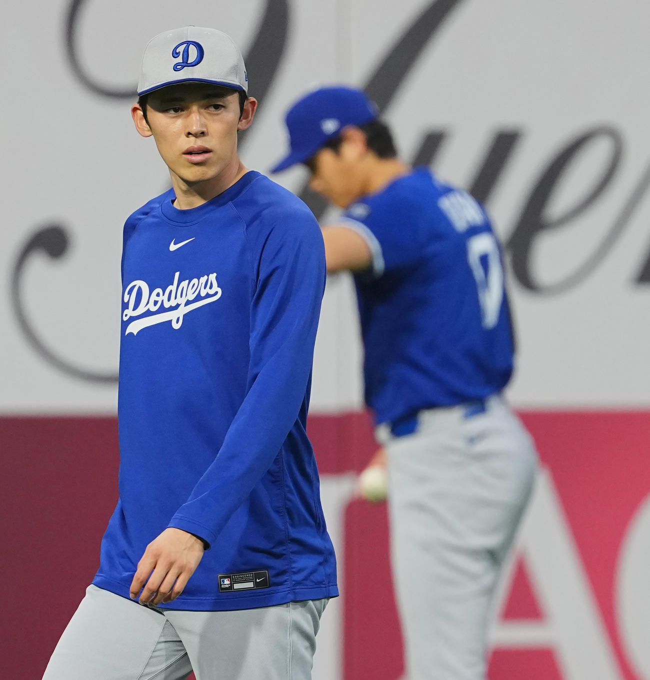 地区シリーズフィリーズ対ドジャース　前日練習で大谷を横目に調整するドジャース佐々木（撮影・菅敏）
