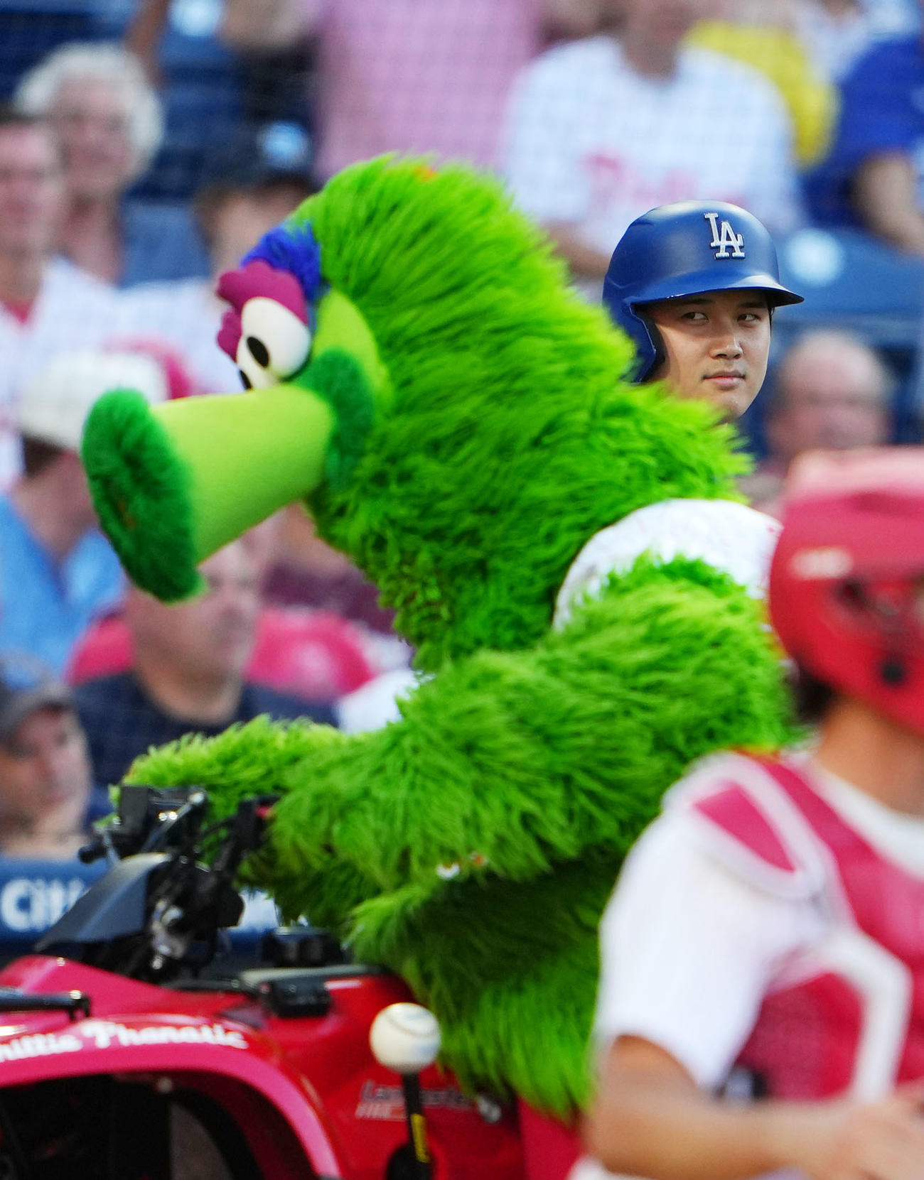 フィリーズ対ドジャース　試合開始前、バギーで走り去るファナティック（左）を目で追うドジャース大谷（2024年7月10日撮影）