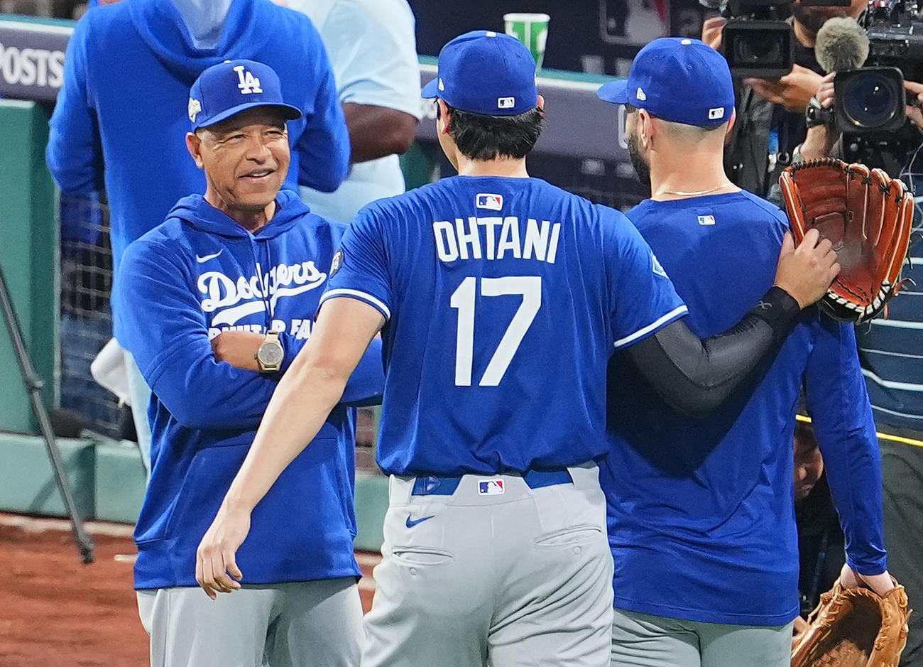 地区シリーズフィリーズ対ドジャース　前日練習に参加し、ロバーツ監督（左）と話すドジャース大谷。右はスコット（撮影・菅敏）