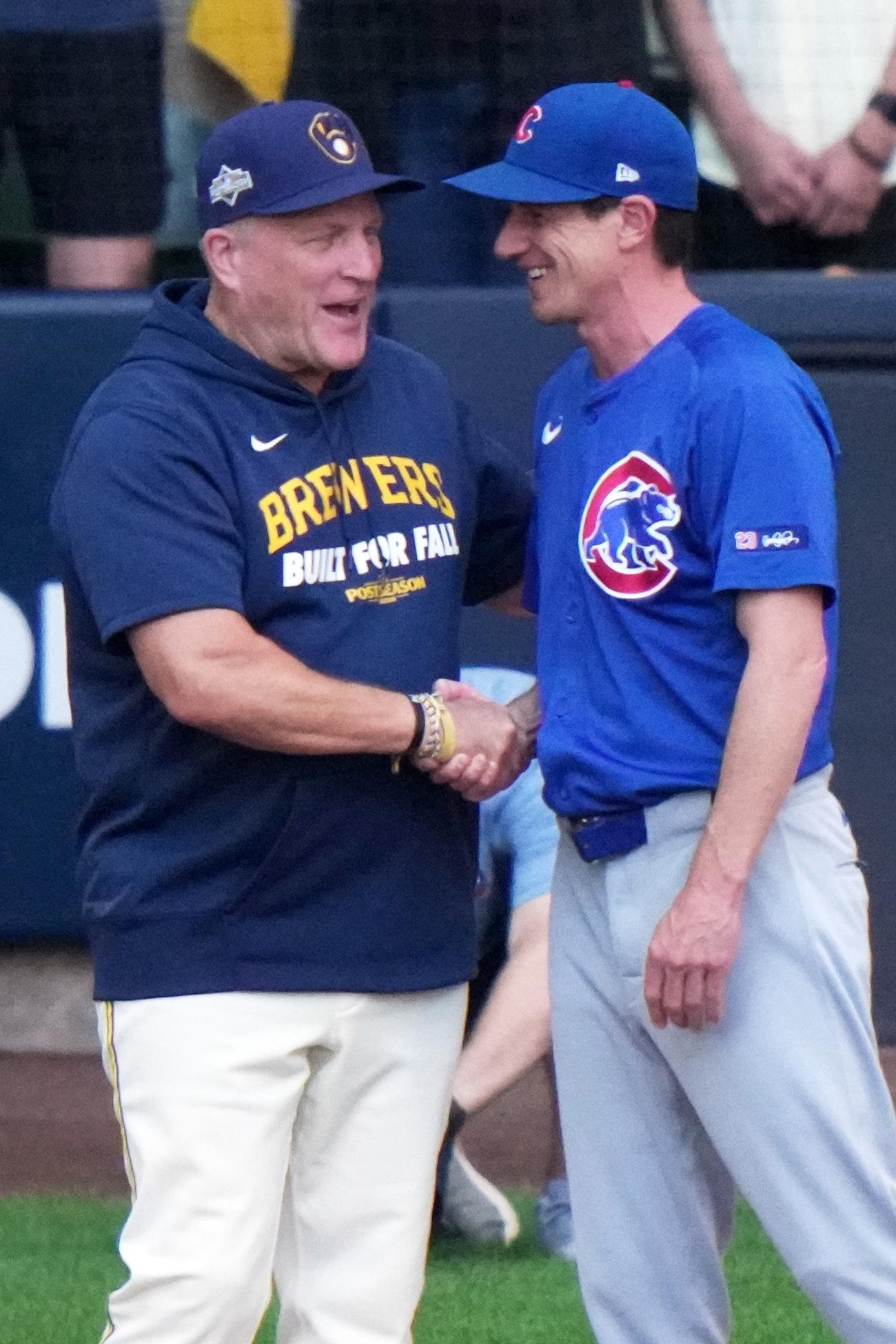 試合前にあいさつするブルワーズのマーフィー監督（左）とカブスのカウンセル監督（AP）
