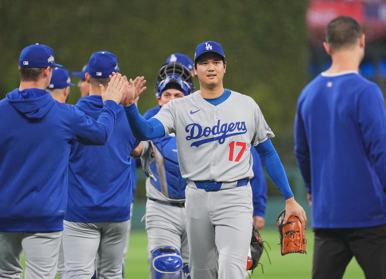 地区シリーズ・フィリーズ対ドジャース　試合前、ブルペンからベントに戻るドジャース大谷（中央）（撮影・菅敏）