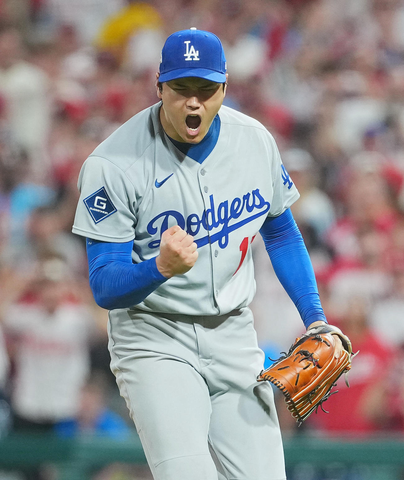 地区シリーズ・フィリーズ対ドジャース　5回裏フィリーズ2死一、二塁、シュワバーを空振りの三振に仕留め、ガッツポーズを見せる大谷（撮影・菅敏）