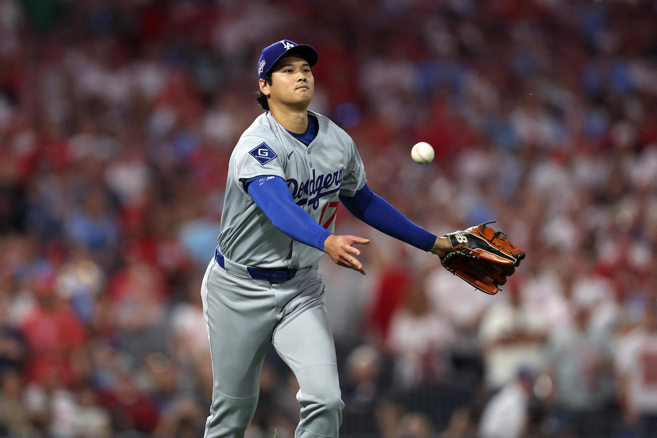 打球を処理する大谷翔平（ロイター）