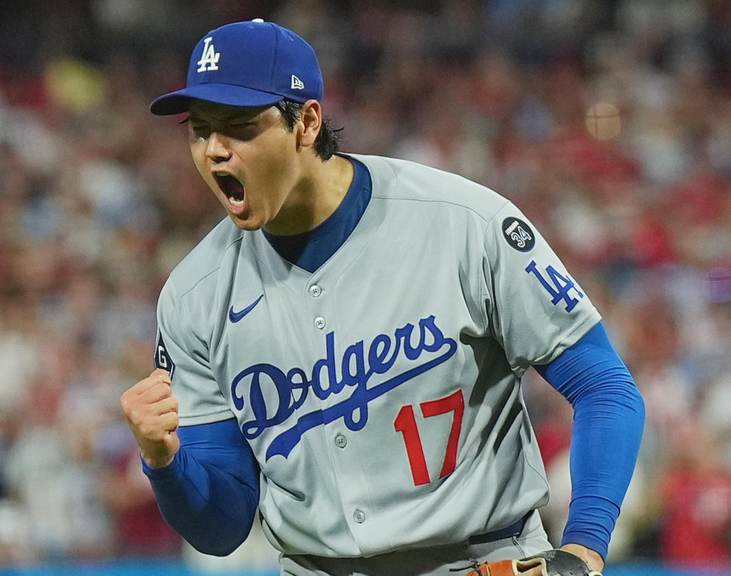 地区シリーズ・フィリーズ対ドジャース　5回裏フィリーズ2死一、二塁、シュワバーを空振りの三振に仕留め、ガッツポーズを見せる大谷（撮影・菅敏）