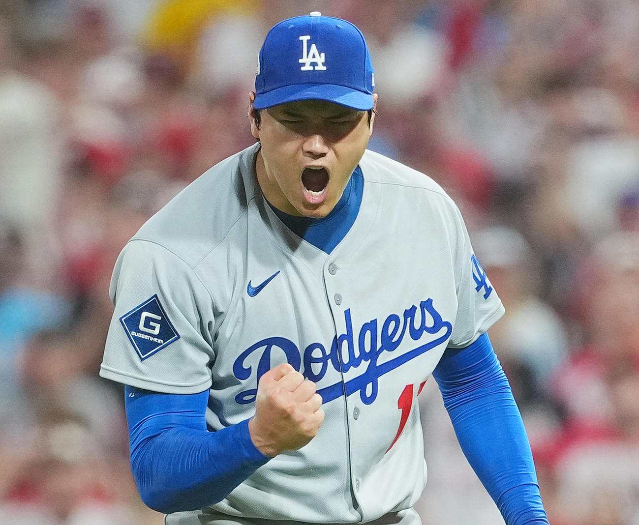 フィリーズ対ドジャース　5回裏フィリーズ2死一、二塁、シュワバーを空振りの三振に仕留め、気迫のガッツポーズを決める大谷（撮影・菅敏）