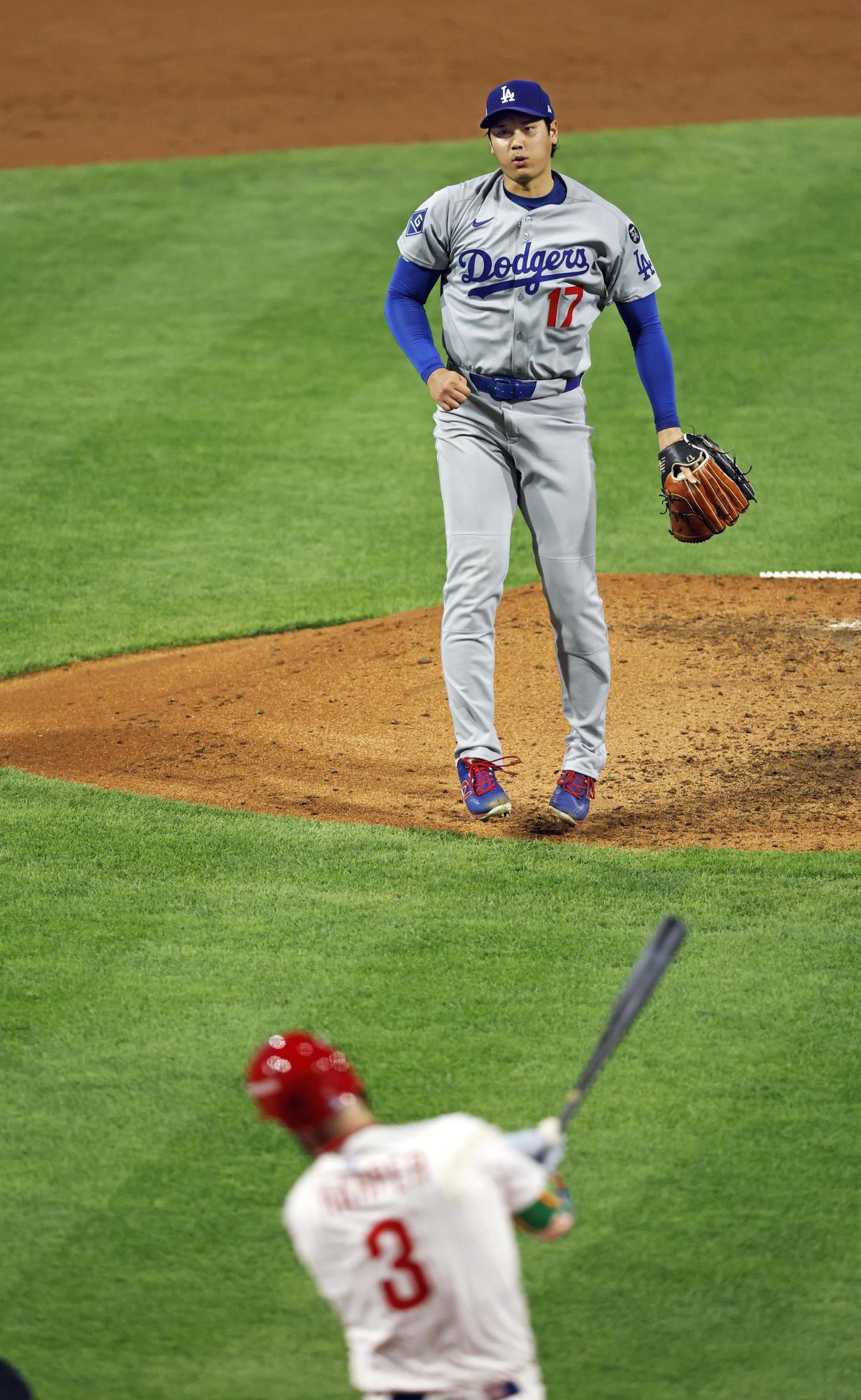 フィリーズ戦の3回、ハーパーを空振り三振に仕留めたドジャース大谷（共同）