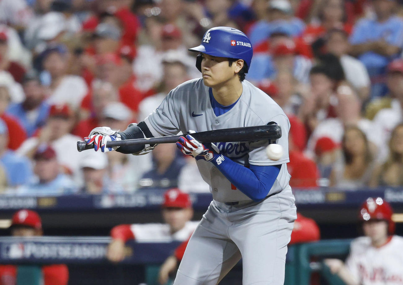 フィリーズ戦の9回、バントの構えを見せるドジャース大谷（共同）