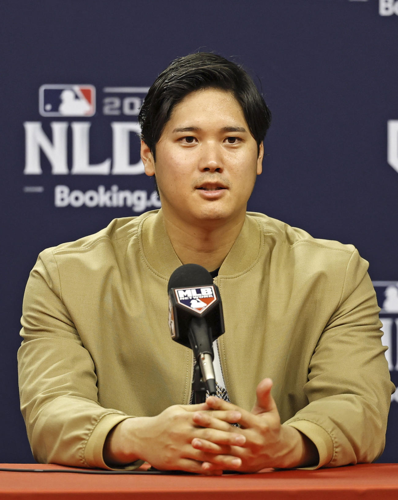試合後、記者会見するドジャース大谷（共同）