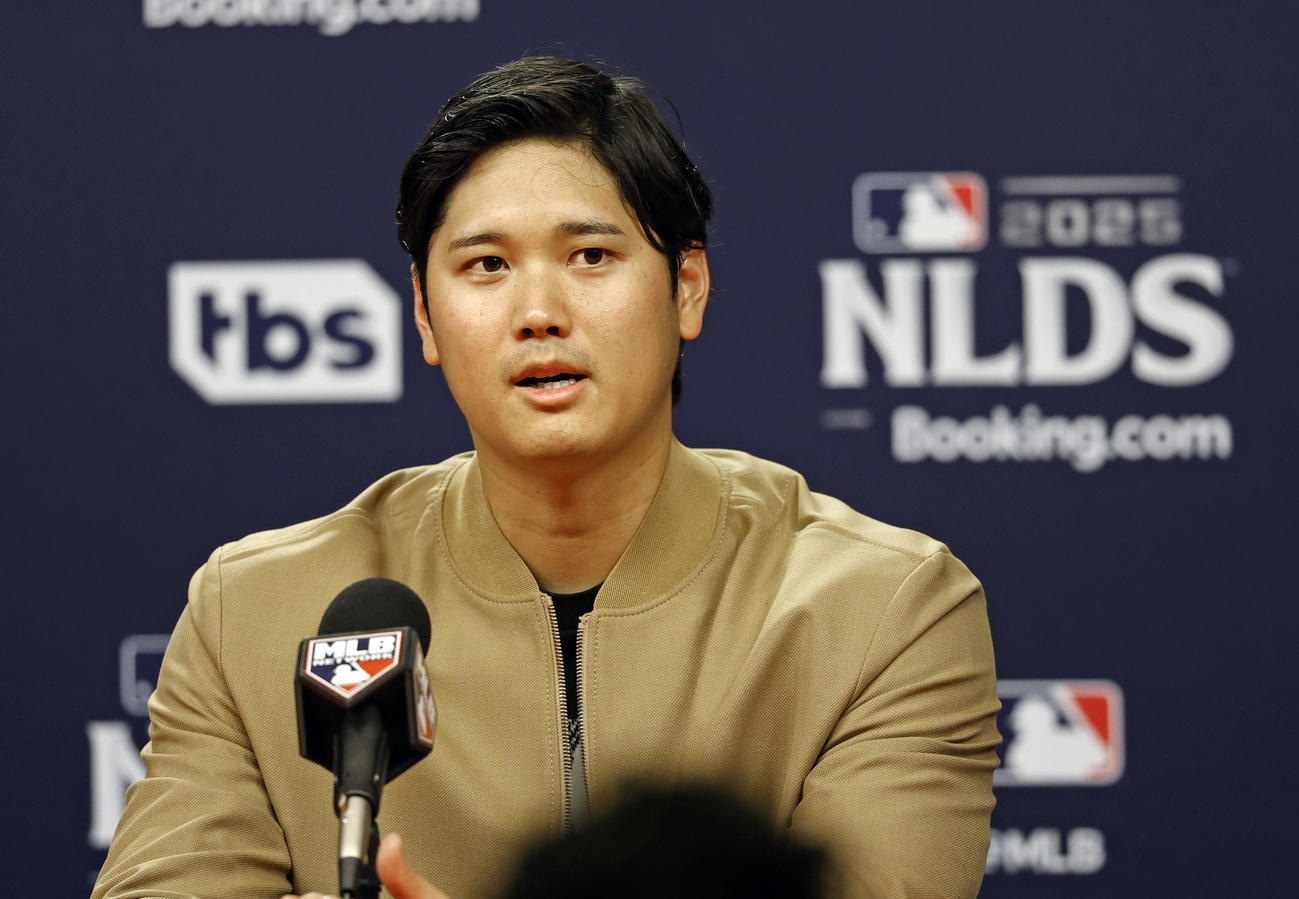 試合後、記者会見するドジャース大谷（共同）