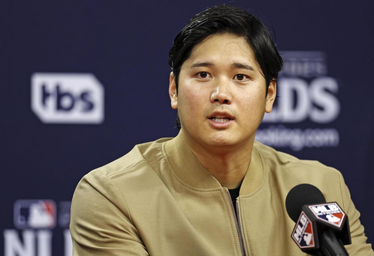 試合後、記者会見するドジャース大谷（共同）