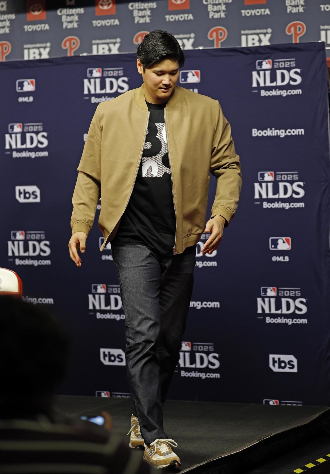 試合後の記者会見を終え、引き揚げるドジャース大谷（共同）