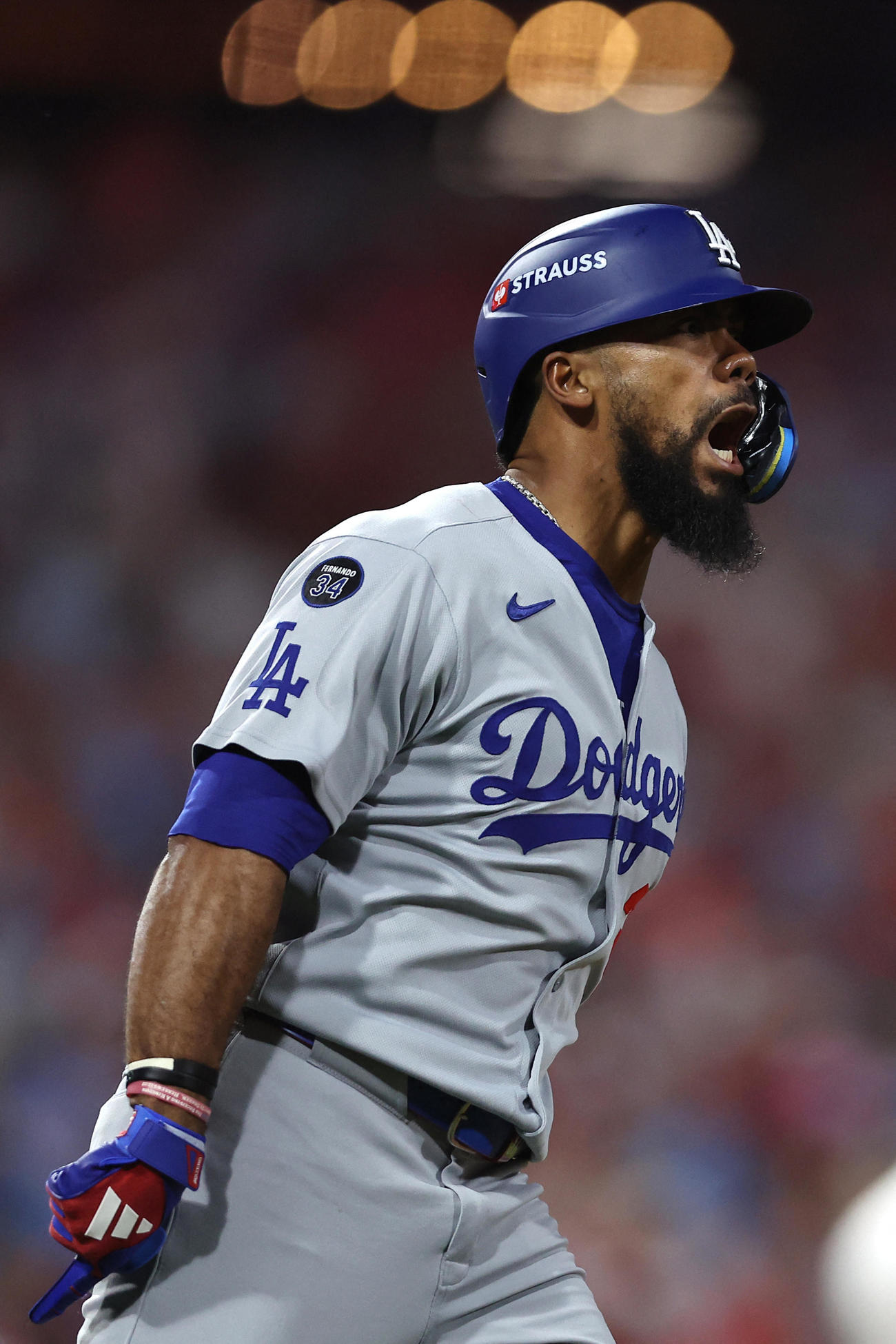 地区シリーズ・フィリーズ対ドジャース　7回表ドジャース2死一、二塁、逆転の3点本塁打を放ち雄たけびをあげるT・ヘルナンデス（Bill Streicher-Imagn Images＝ロイター）