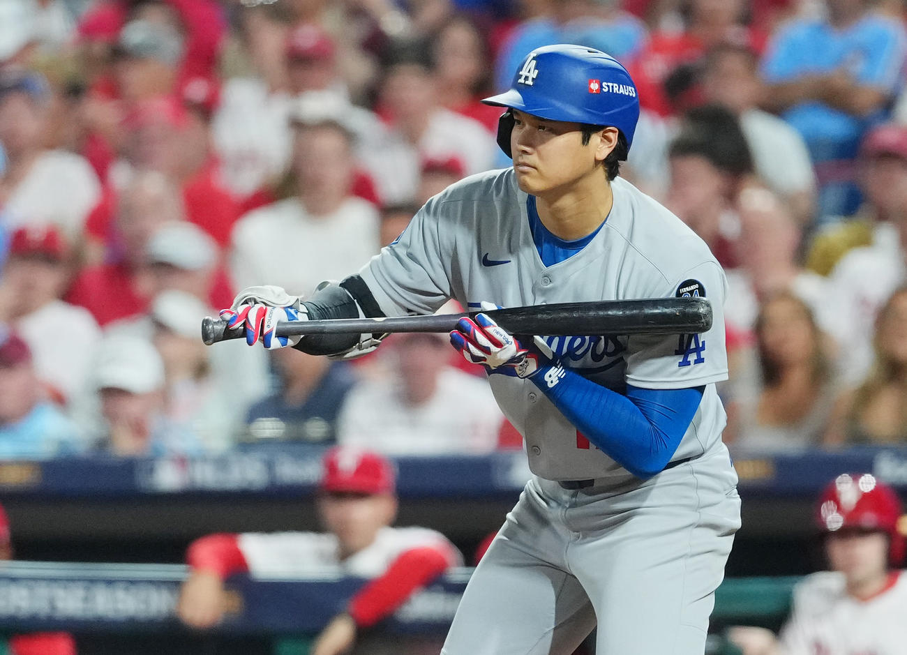 地区シリーズ・フィリーズ対ドジャース　9回表ドジャース2死、バントの構えをする大谷（撮影・菅敏）