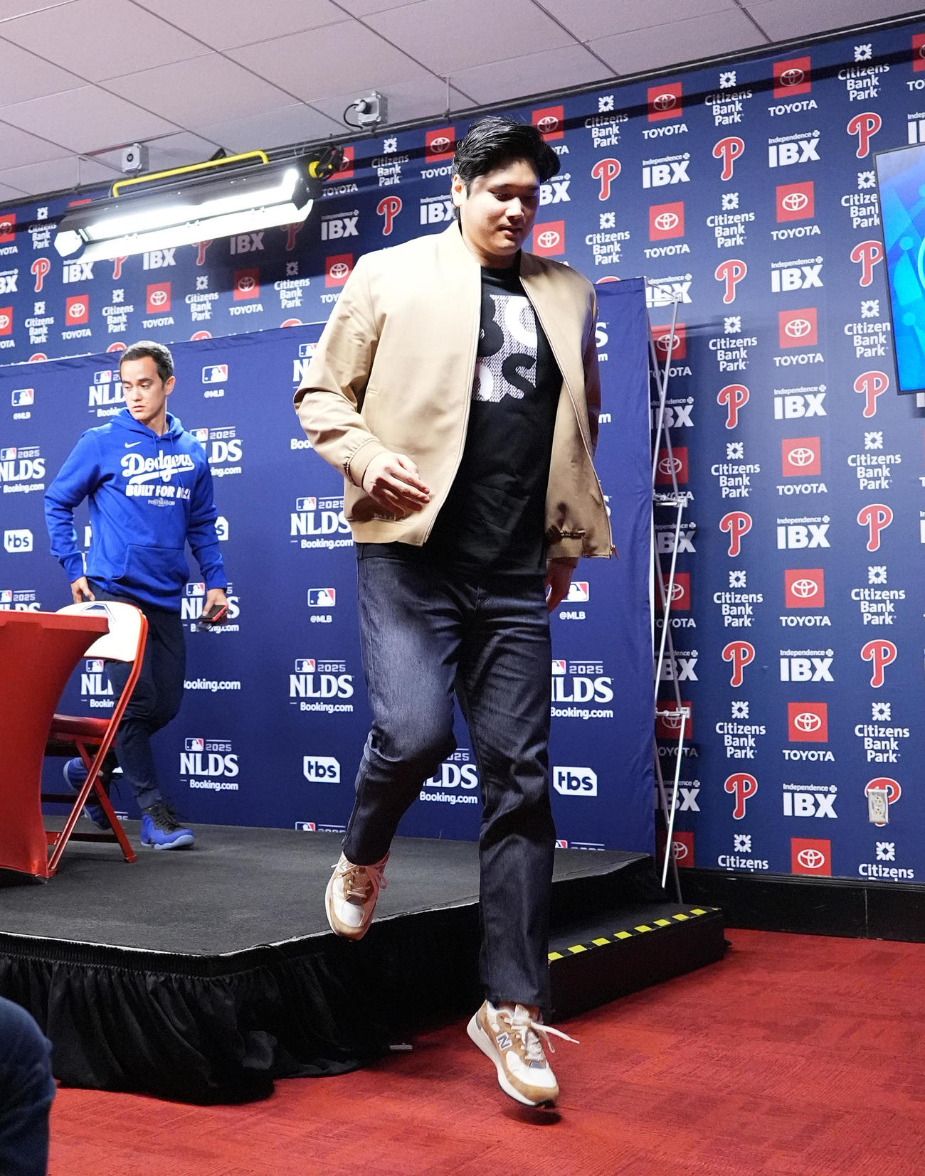 地区シリーズ・フィリーズ対ドジャース　試合後の会見を終えて引き揚げるドジャース大谷（撮影・菅敏）