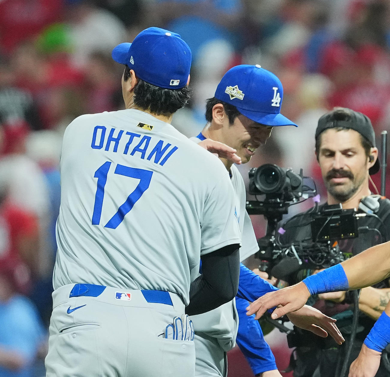 フィリーズ対ドジャース　最後を締めくくったドジャース佐々木は、大谷（背中）に手荒い祝福に笑顔（撮影・菅敏）