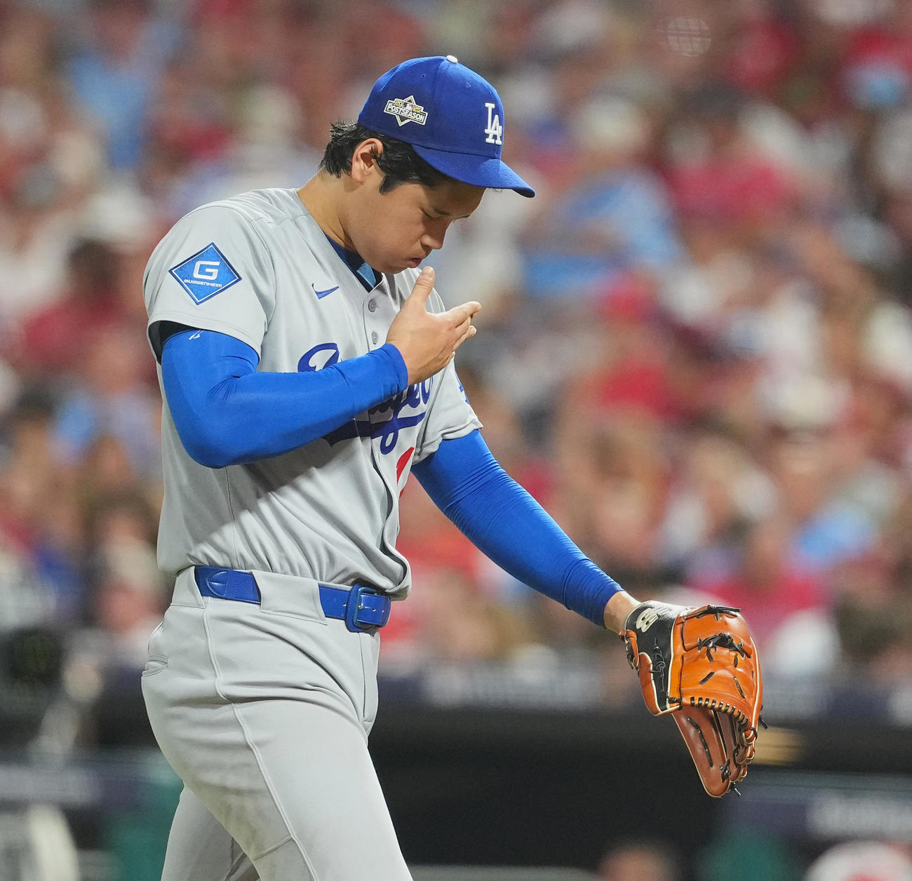 地区シリーズ・フィリーズ対ドジャース　4回の投球を終え、ベンチに戻る大谷（撮影・菅敏）