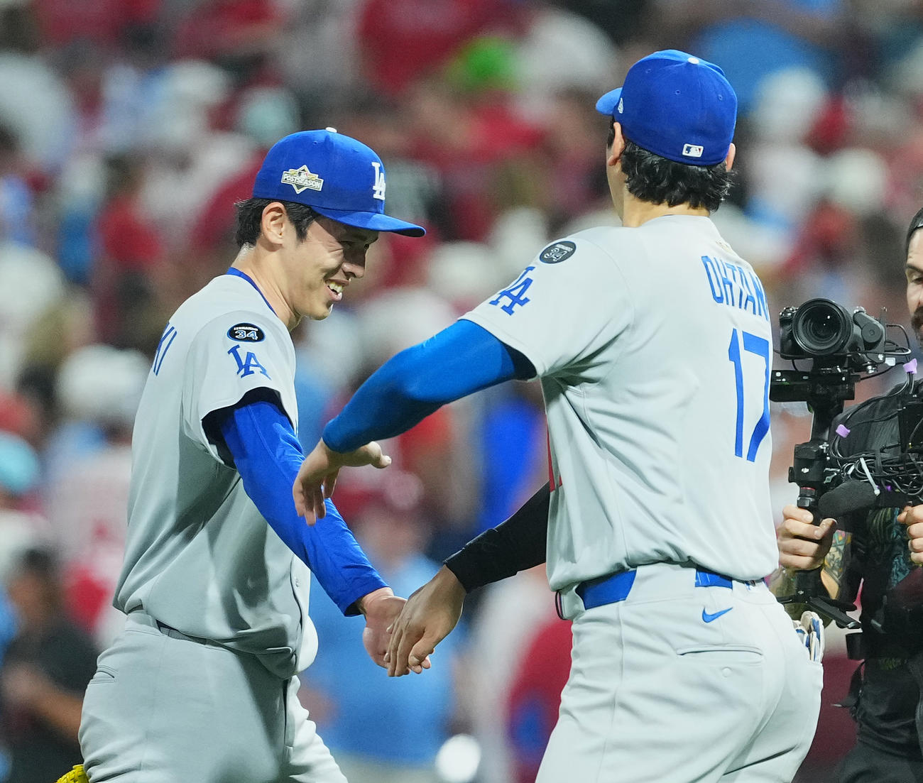 地区シリーズ・フィリーズ対ドジャース　9回に登板し最後を締めくくった佐々木は、大谷にタッチで迎えられる（撮影・菅敏）