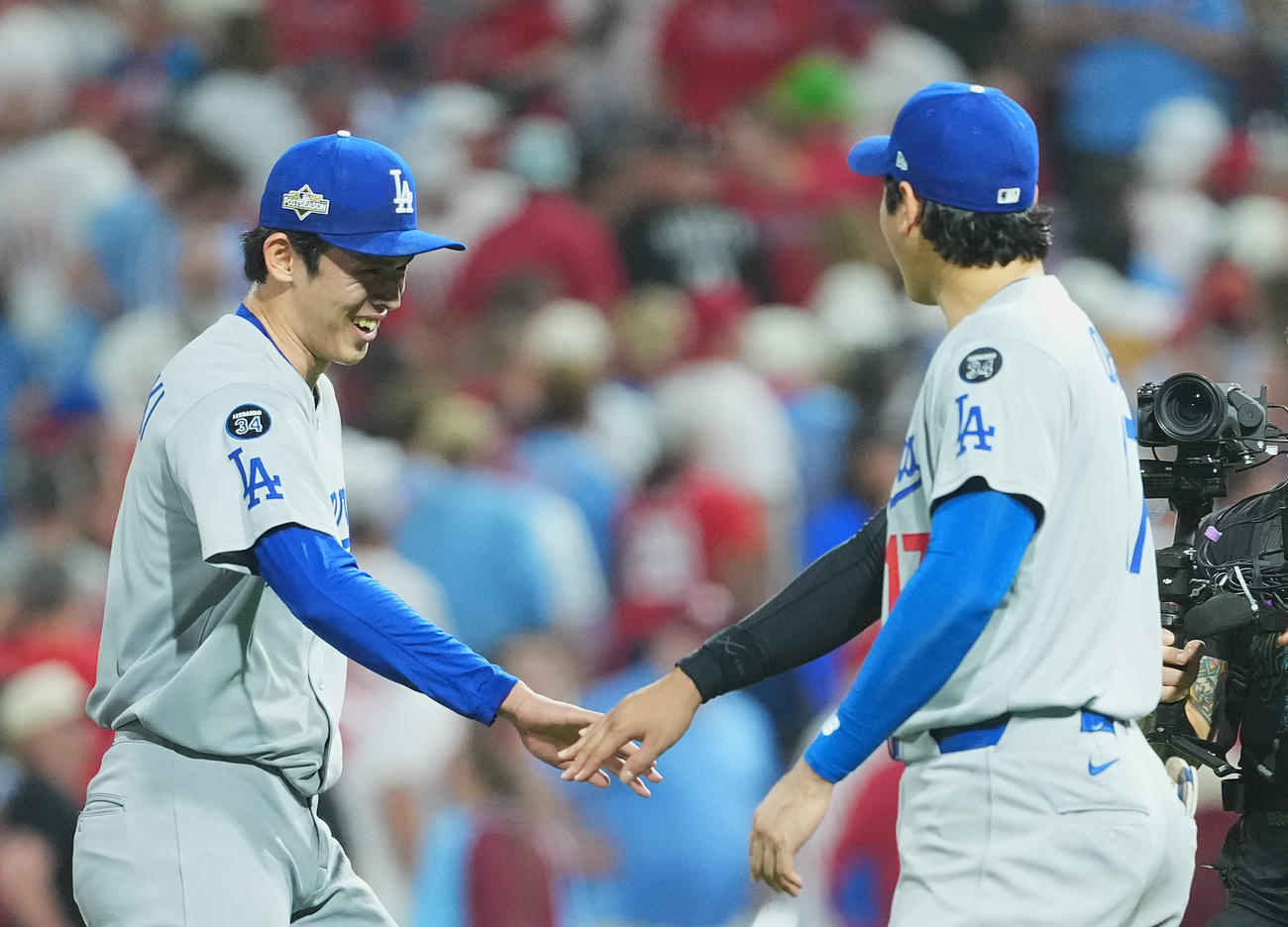 地区シリーズ・フィリーズ対ドジャース　9回に登板し最後を締めくくった佐々木は、大谷にタッチで迎えられる（撮影・菅敏）