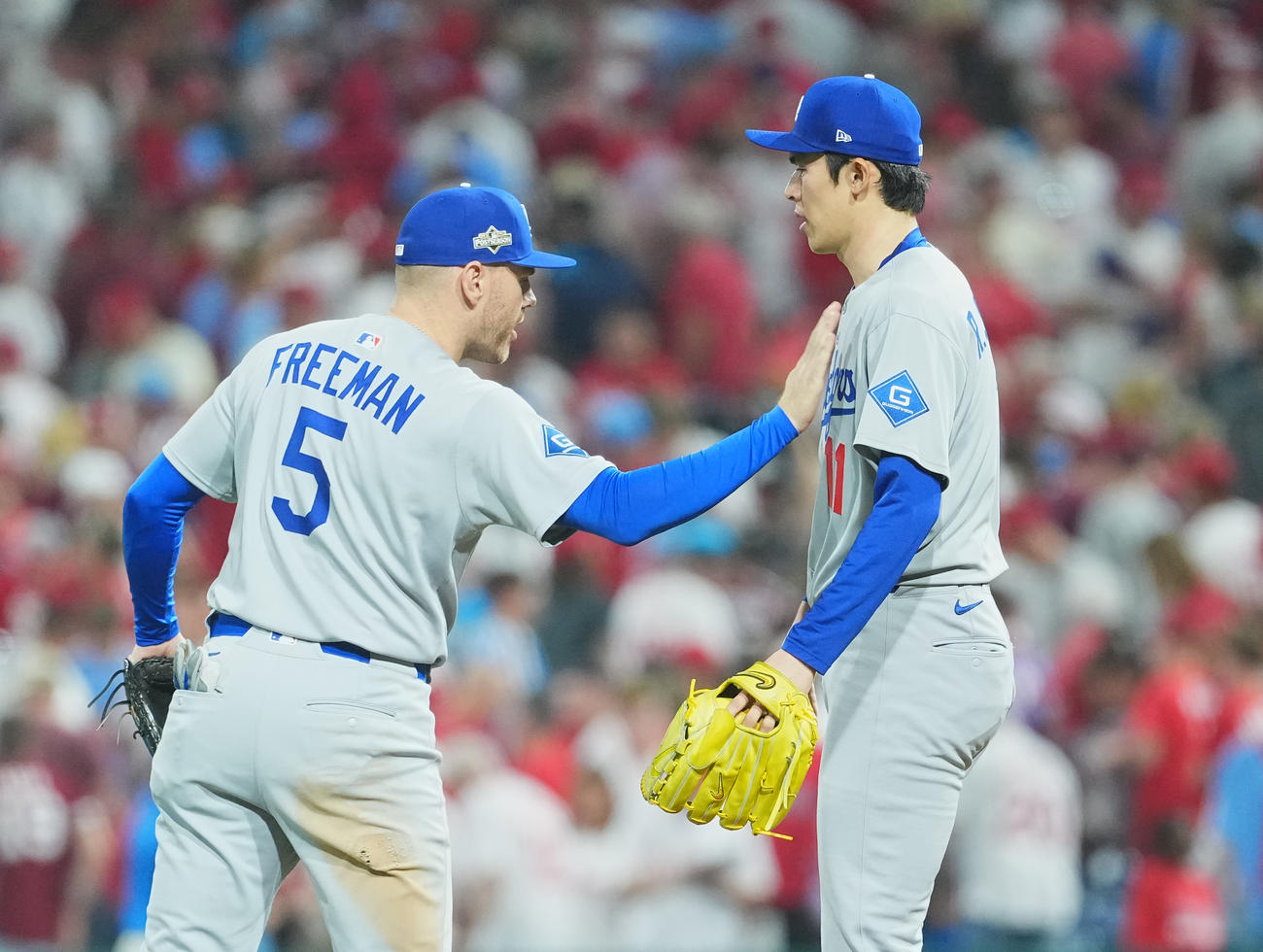 地区シリーズ・フィリーズ対ドジャース　9回に登板し最後を締めくくった佐々木は、フリーマン（左）に祝福される（撮影・菅敏）